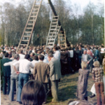 Paasgebruiken in Denekamp Handmatig opzetten paasstaak met behulp van  houten ladders.png
