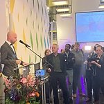 Financieel directeur Bert van Ravenswaaij van de Koninklijke Nederlandse Munt presenteert de nieuwe penning ambacht van diamantslijper
