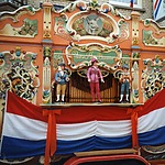 draaiorgel de Sik met Nederlandse vlag.jpg
