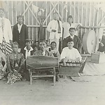 Ca. 1929-1930 Javaanse contractarbeiders op Moengo. Bron: Rijksmuseum (toestemming voor gebruik is aangevraagd)