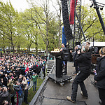 Het ontsteken van het Bevrijdingsvuur dat door estafettelopers vanuit Wageningen naar dit Bevrijdingsfestival is gebracht - Foto: Chris van Houts. 