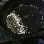 Olie in de verwarmde pan