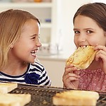 Kinderen eten broodje kaas