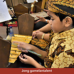 kleine jongen speelt gamelan, gamelantalent