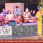 Gamelan bij Janggrung (interactieve zang en dans festijn),dansende en zingende vrouw