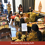 Gamelanbegeleiding bij Wayang Kulit (schimmentoneel met lederen poppen)
