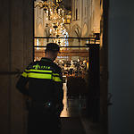 Ook de politie luistert even mee bij de zaalrepetitie voor de Matthäus-Passion op Goede Vrijdag 2018.