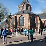 Inwoners van Naarden luisteren buiten naar de Matthäus-Passion op Goede Vrijdag 2020 ivm de coronamaatregelen