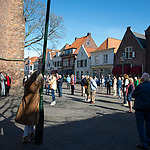 Inwoners van Naarden luisteren buiten naar de Matthäus-Passion op Goede Vrijdag 2020 i.v.m. coronamaatregelen 2