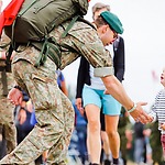 Vierdaagse wandelaars soldaat en kind