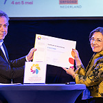 Leo Adriaanse en Gerdi Verbeet bij de bijschrijving van ‘4 en 5 mei’ in de Inventaris Immaterieel Erfgoed Nederland, 9 november 2019