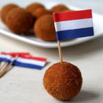 Bitterbal met Nederlands vlaggetje horizontaal
