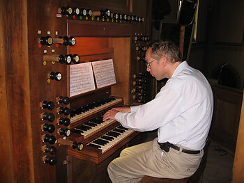 11. Brabantse orgelcultuur Organist Jan Verschuren aan een Smitsorgel te Grave (1).jpg