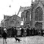 In de rij voor de ingang van de Grote Kerk, omstreeks 1942