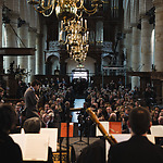 Bezoekers in de kerk in afwachting van aanvang van de Matthäus-Passion, 2018