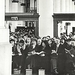 Bezoekers in het 'A-vak', met stoof, begin jaren '50