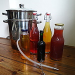 Sappan met verscheidene flessen sap