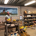 Machinaal klompen maken Rondleiding souvenir klompenfabriek