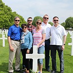 Het adopteren van Amerikaanse oorlogsgravenAmerikaanse familie bij graf Lt Bauman