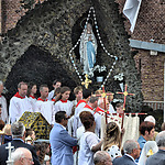 Rustaltaar voor de Lourdesgrot tijdens de Sacramentsprocessie