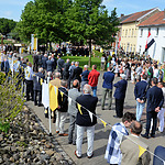 De Sacramentsprocessie houdt halt bij het Rustaltaar in Terhorst