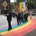In Honorem Dei Koorvaandel in processie door straten Schiedam