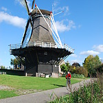 fietser bij molen LF3 Hanze.Johan de Jong (002)