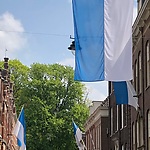 Blauw-witte vlaggen binnenstad